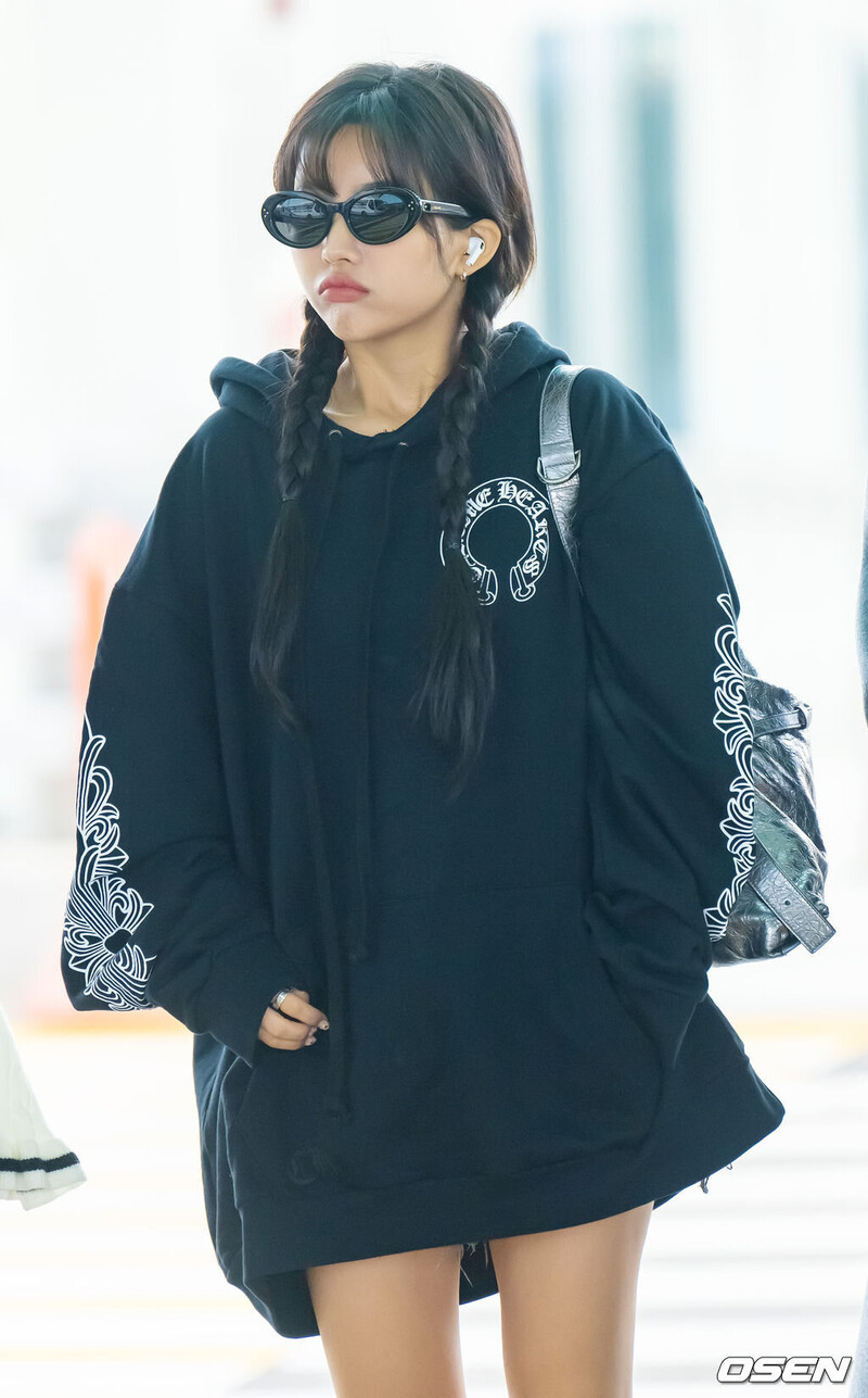 231028 (G)I-DLE Soyeon at Incheon International Airport documents 4