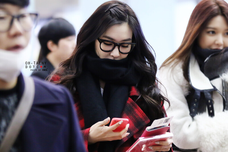 140110 Girls' Generation Tiffany at Incheon Airport documents 2