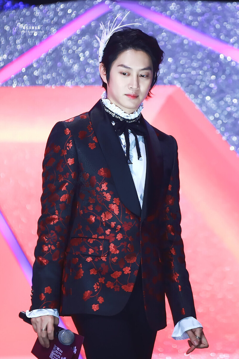 190115 Heechul at Seoul Music Awards documents 4