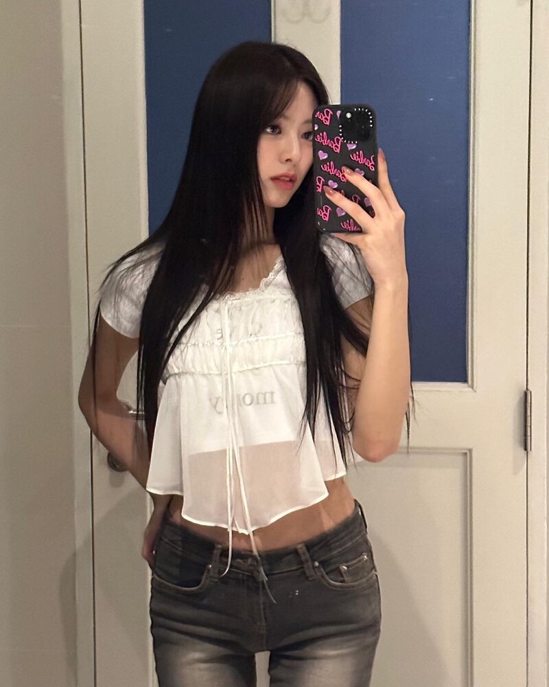 230321 ITZY Instagram Update - Yuna | kpopping