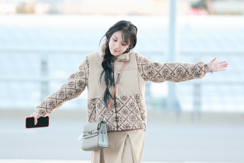 241106 YUQI at Incheon Airport documents 3