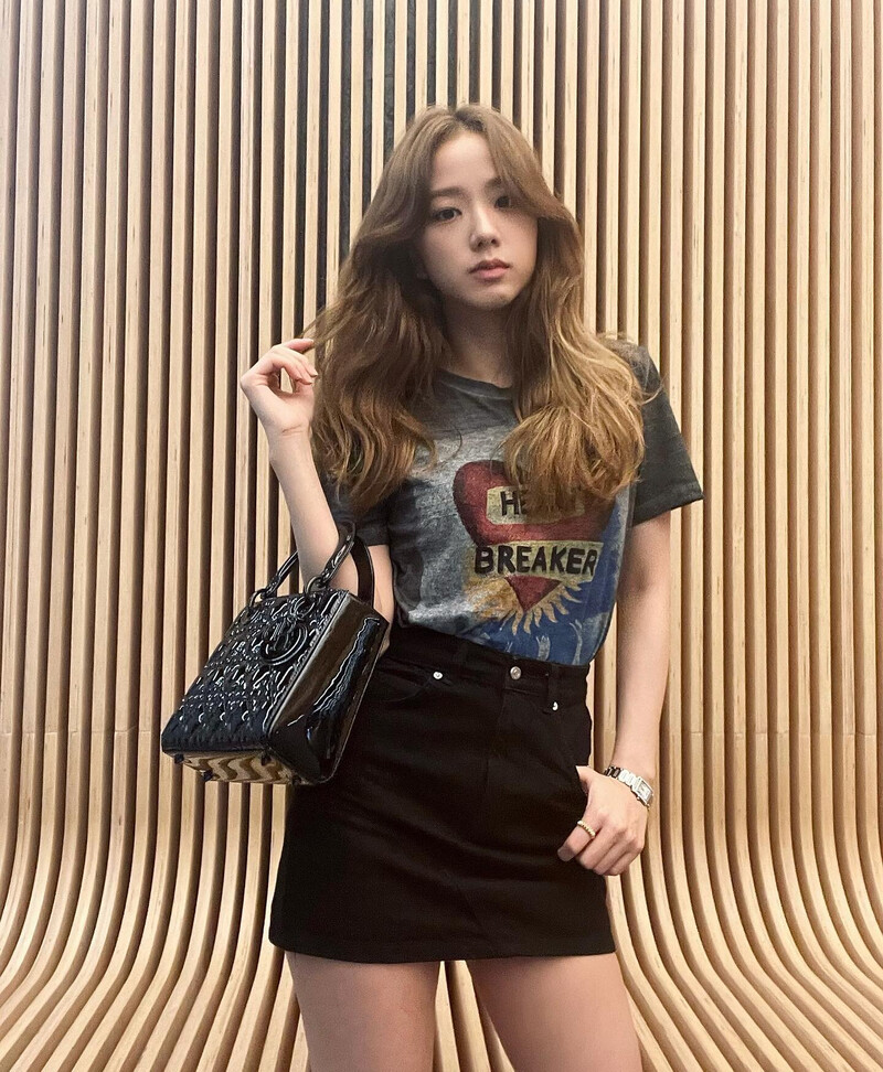 210821 - JISOO Instagram Update documents 1