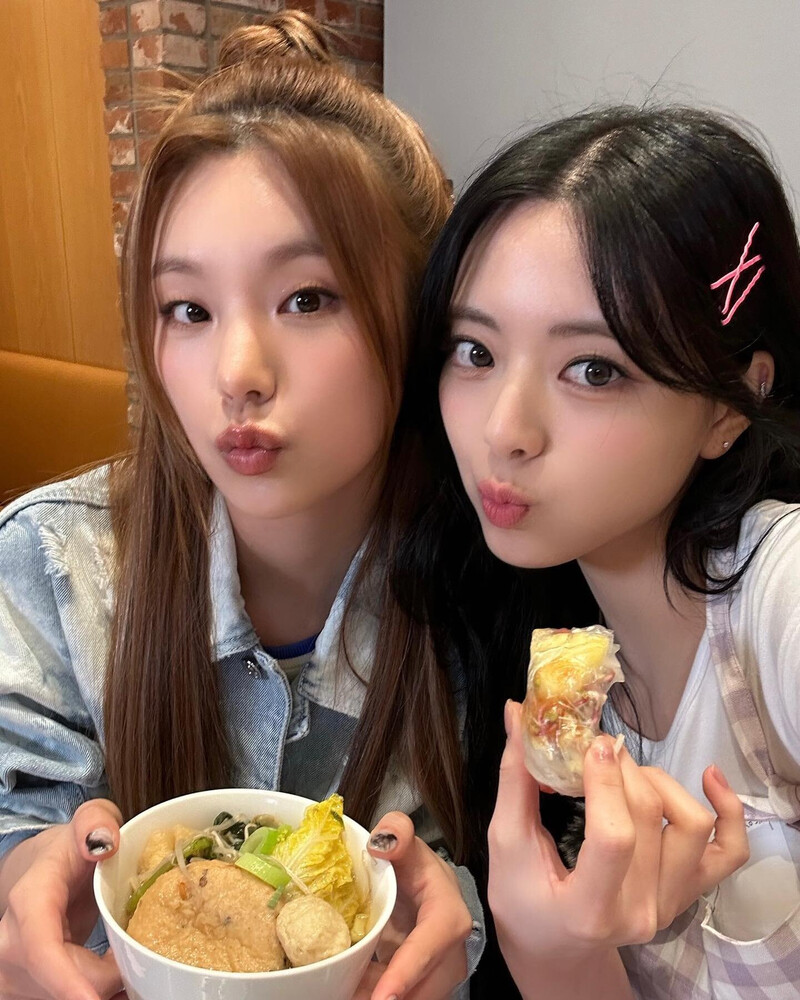 230426 - ITZY Yuna & Yeji Instagram Update documents 2