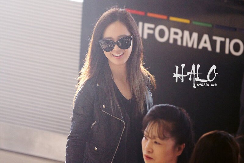 121001 Girls' Generation Yuri at Gimpo Airport documents 1