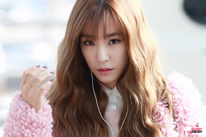 141121 Girls' Generation Tiffany at Incheon Airport documents 4