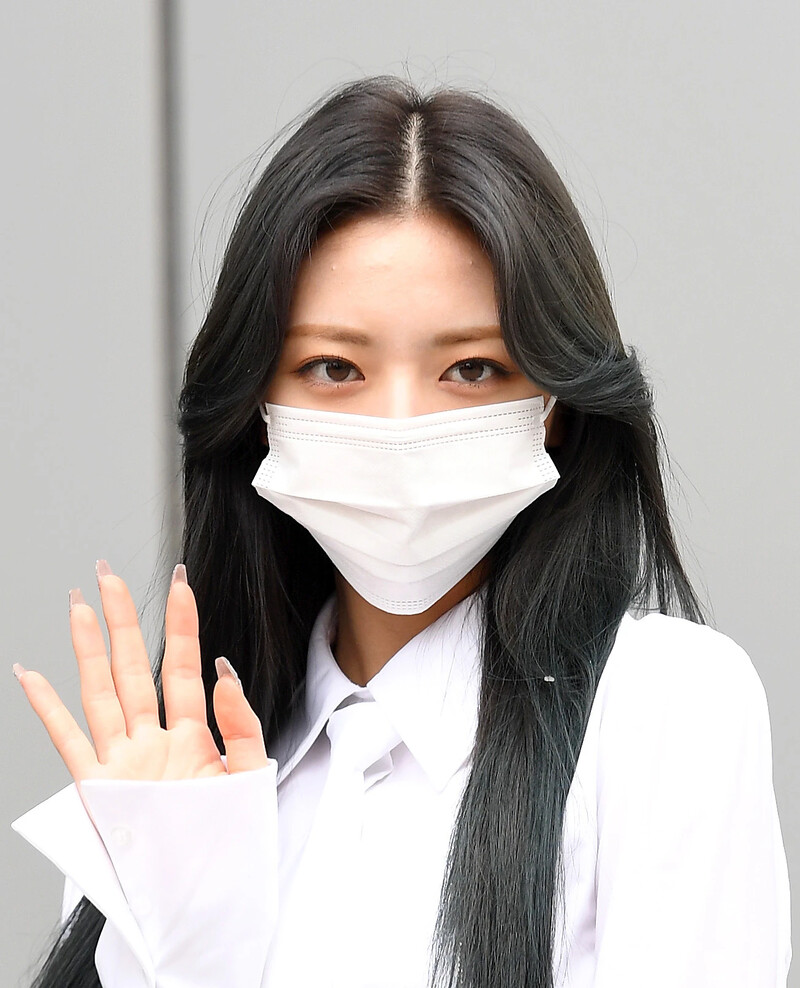 210422 ITZY Yuna on their way to film Knowing Brothers documents 9