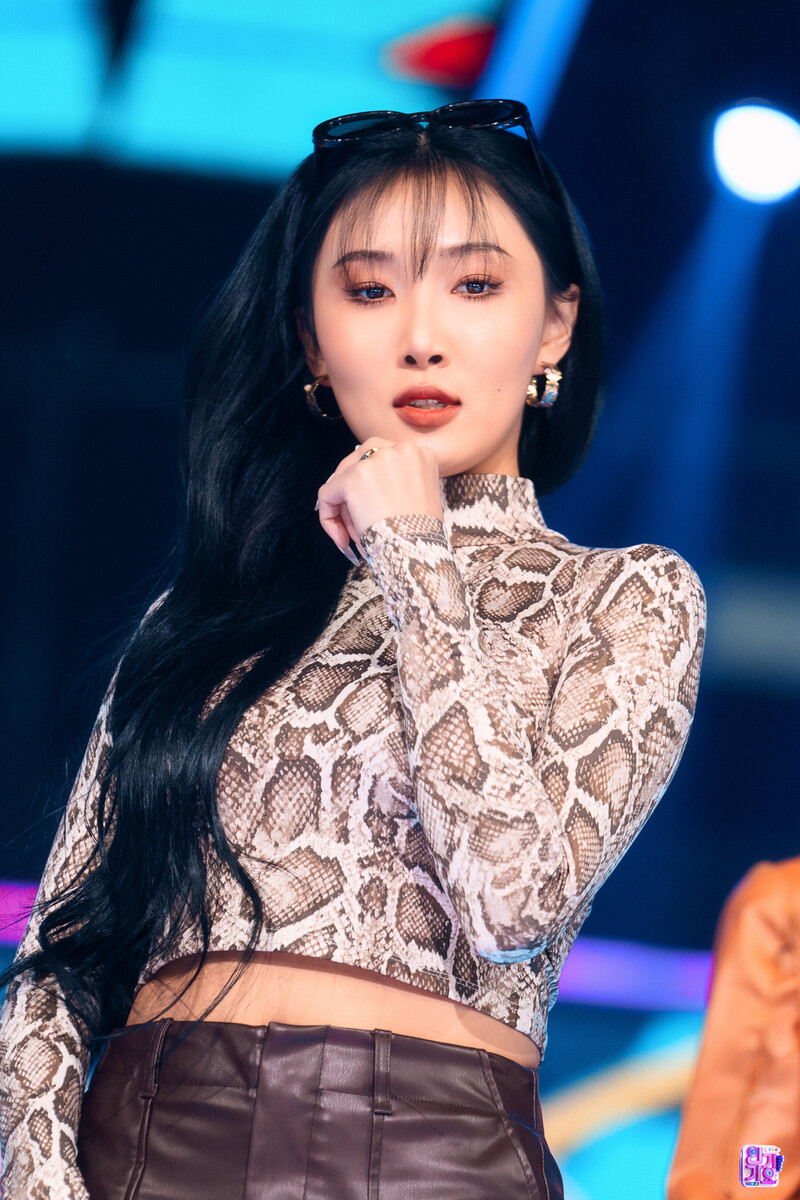 221023 MAMAMOO Hwasa - 'ILLELLA' at Inkigayo documents 26