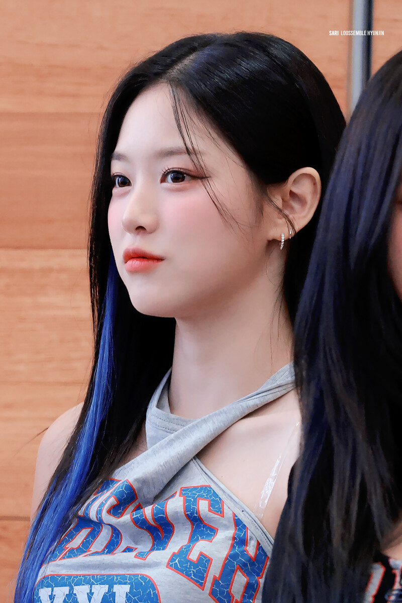 240420 Loossemble's Hyunjin at Fansign documents 2