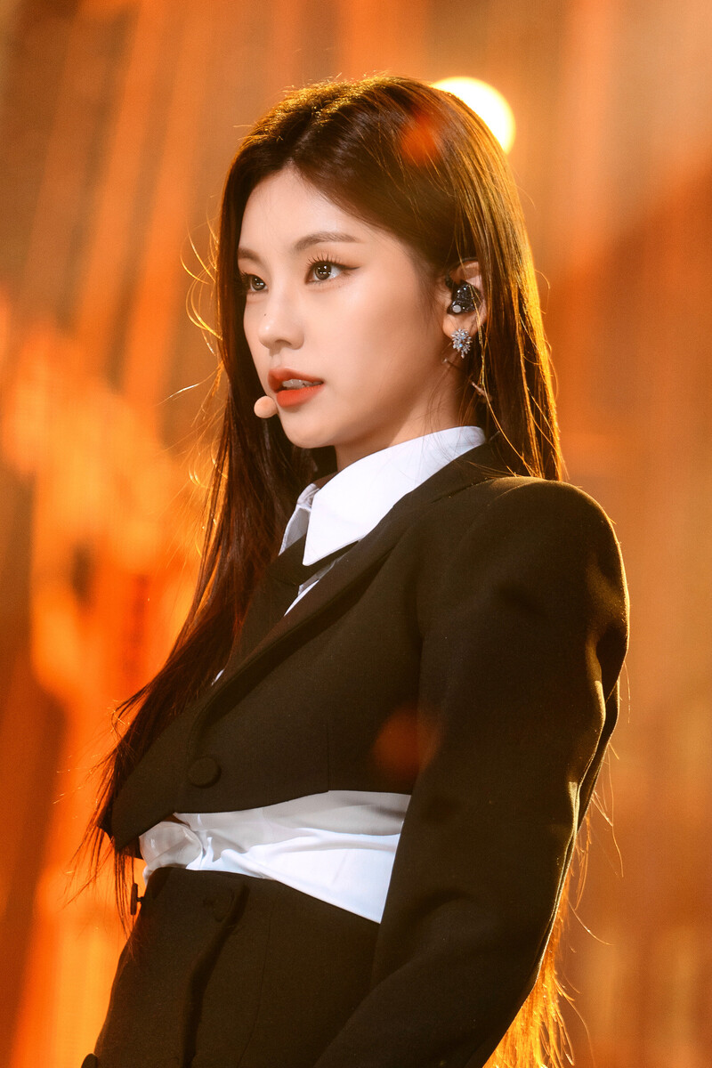 221204 ITZY Yeji - 'Cheshire' at Inkigayo documents 2