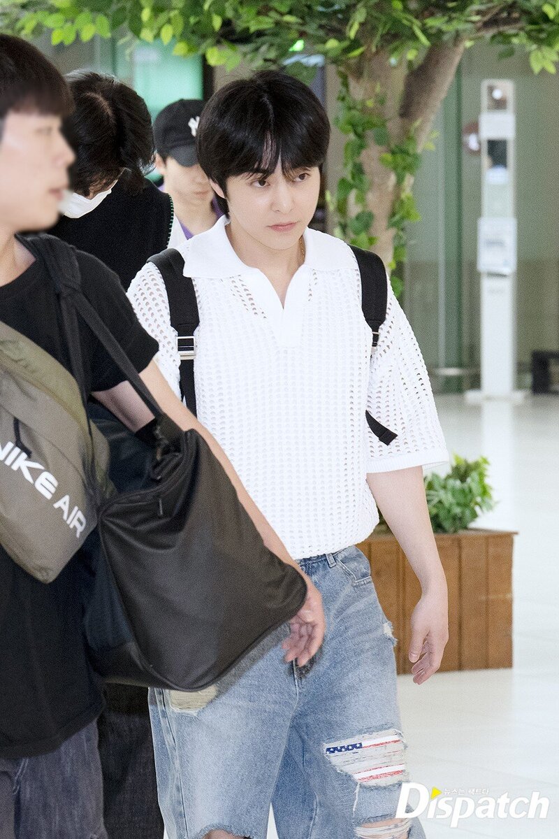 230610 EXO Xiumin at Gimpo Airport documents 1