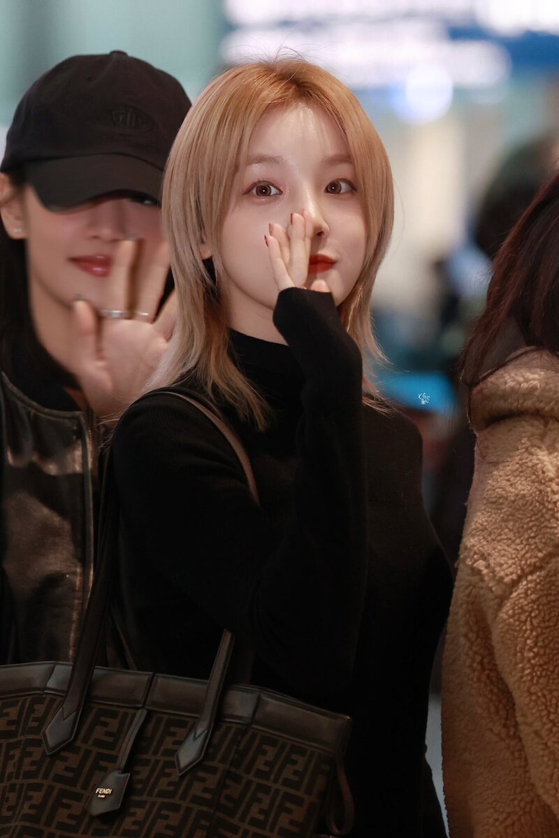 231110 (G)I-DLE Yuqi at Incheon International Airport documents 4