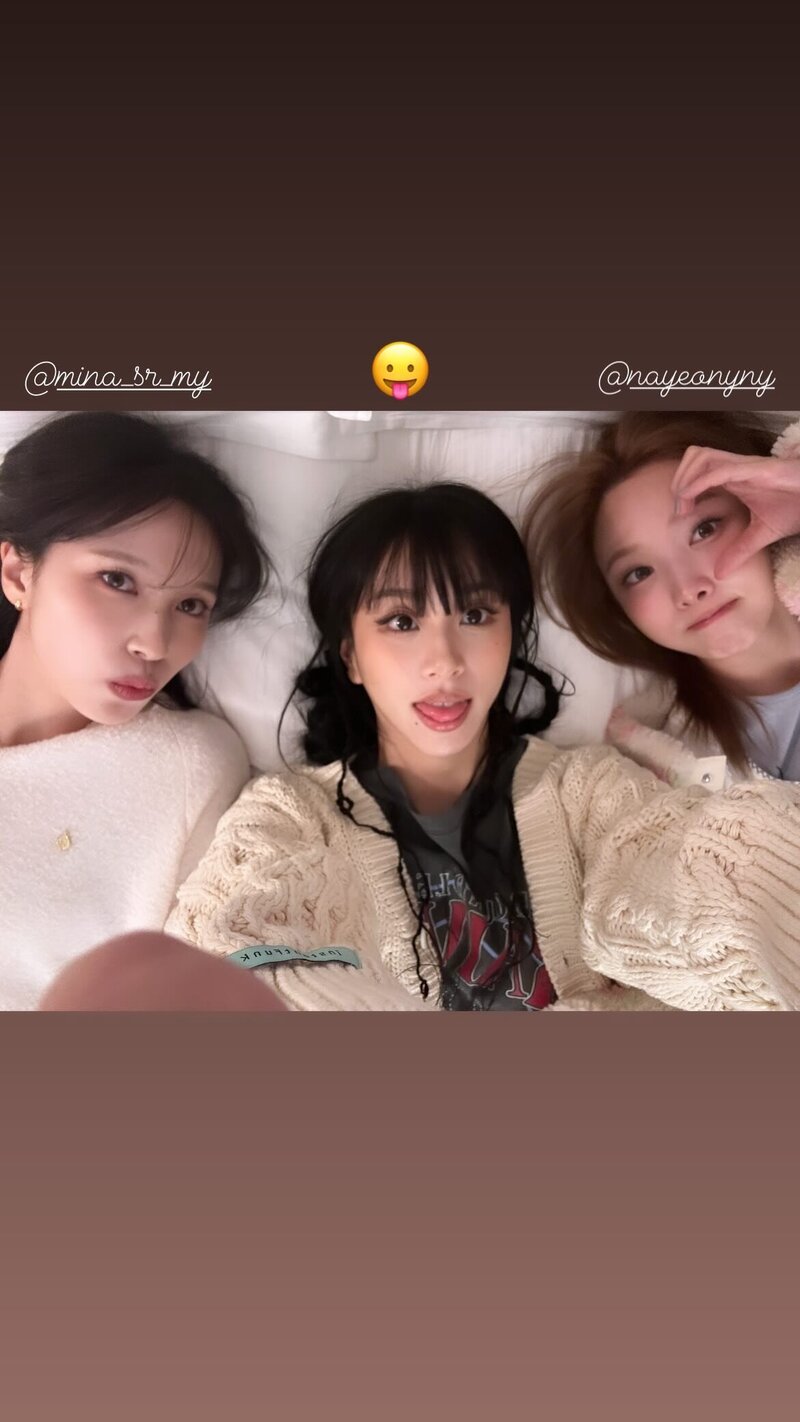 240222 - CHAEYOUNG Instagram Story Update with NAYEON n MINA documents 1