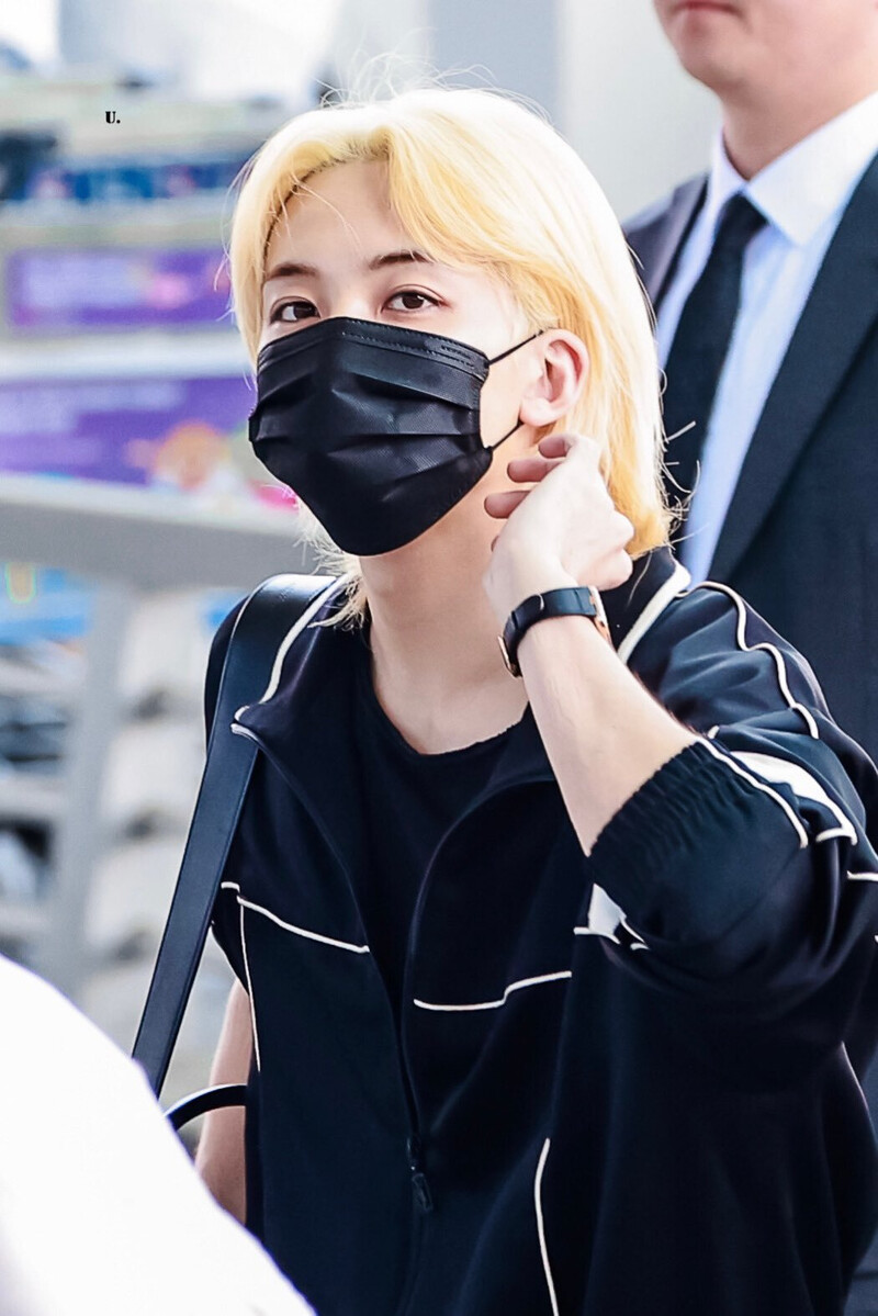 240625 SEVENTEEN Jeonghan at Incheon International Airport documents 14