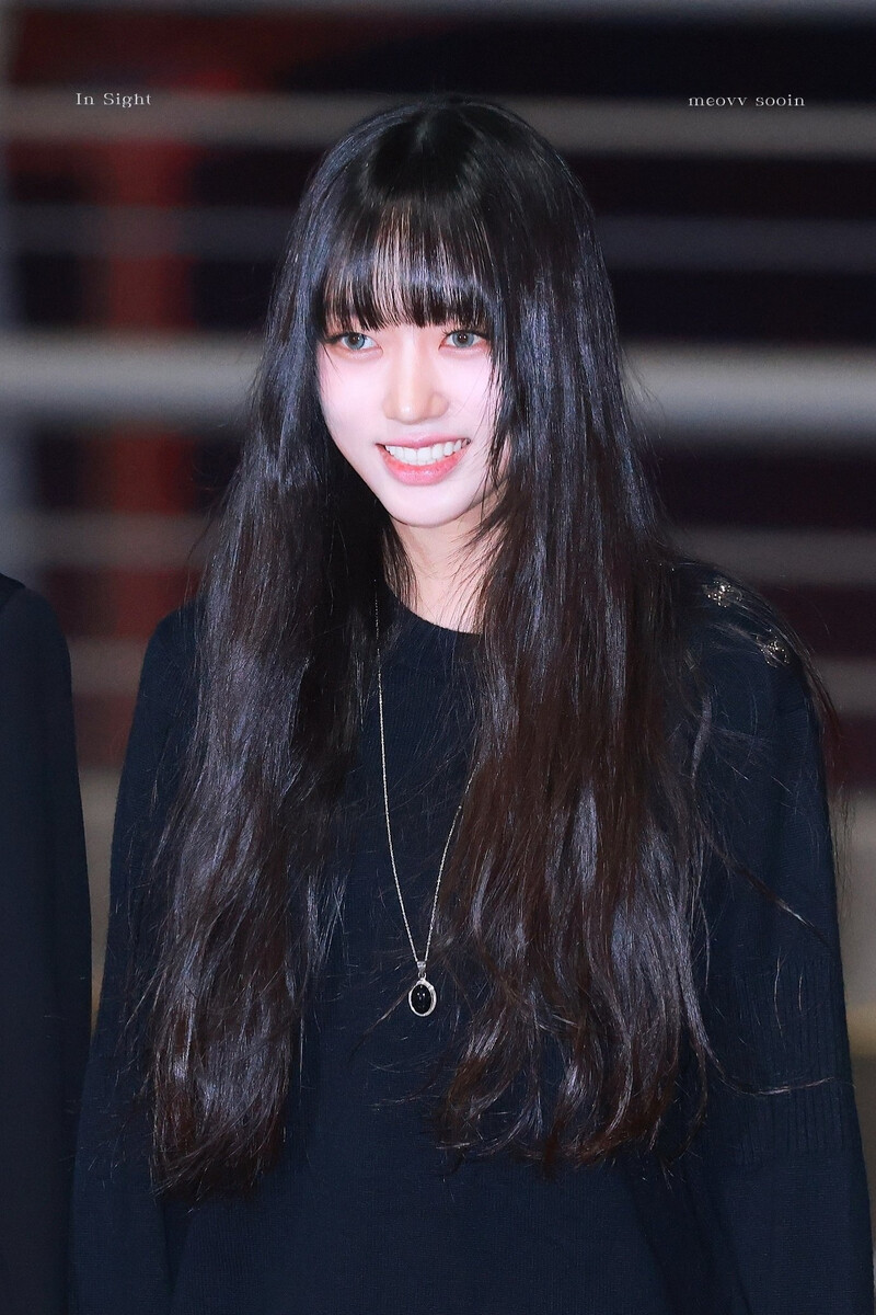 241119 MEOVV Sooin at Incheon International Airport documents 9