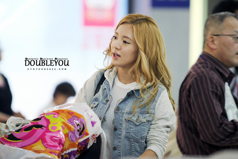 120926 Girls' Generation Hyoyeon at Gimpo Airport documents 2