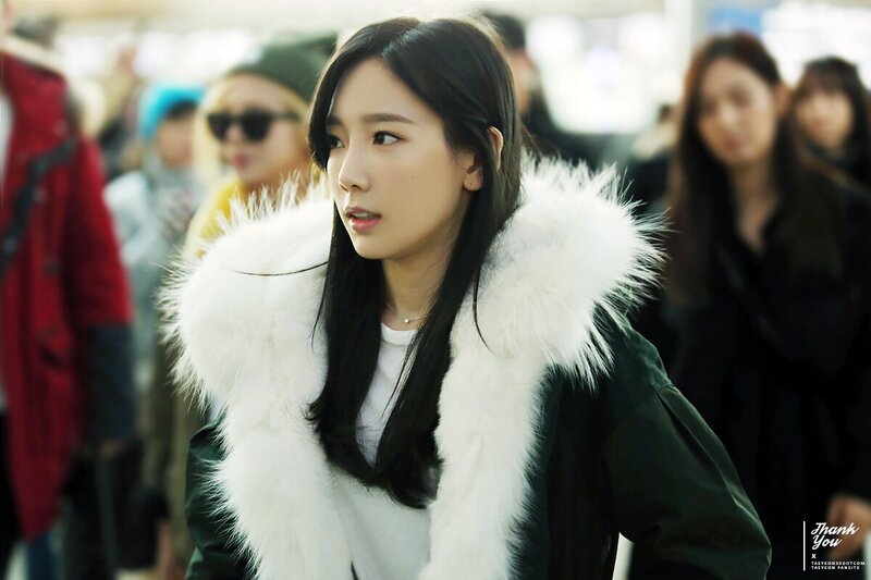 150103 Girls' Generation Taeyeon at Incheon Airport documents 7