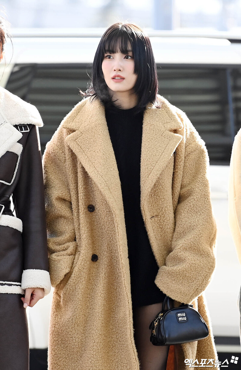 231222 TWICE Momo at Incheon International Airport documents 8