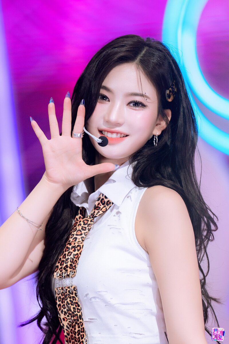 240707 STAYC Isa - ‘Cheeky Icy Thang’ at Inkigayo documents 1