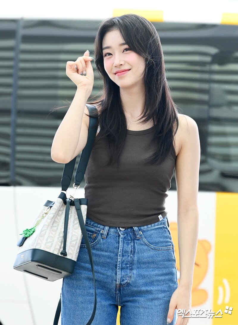 220817 STAYC Sumin at Incheon International Airport departing for KCON USA Tour documents 20