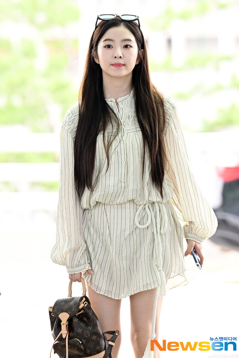 240712 Red Velvet Irene at Incheon International Airport documents 1