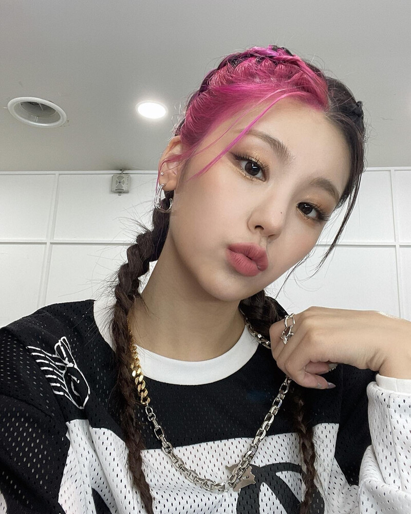 211015 ITZY Instagram Update - Yeji documents 2