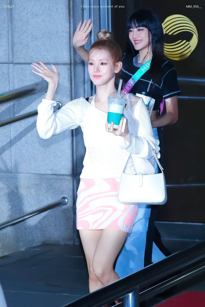 220624 (G)I-DLE Miyeon - Music Bank Commute documents 11