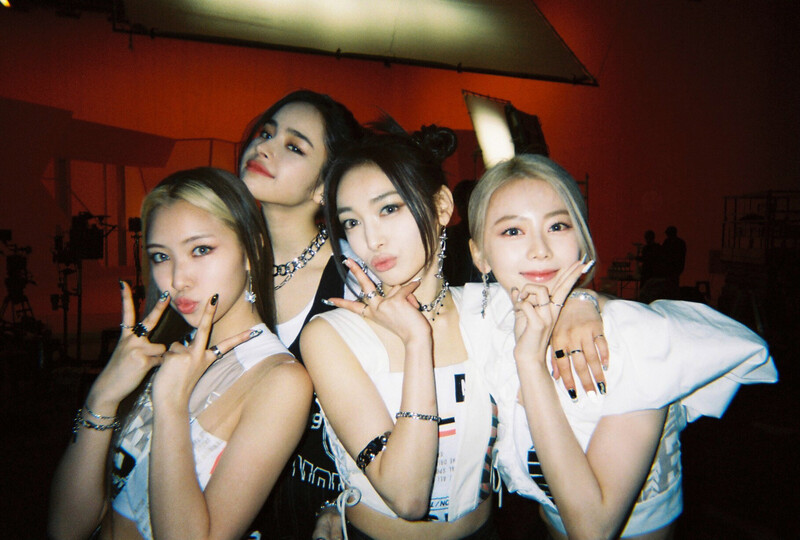 220803 XG Weverse Update - XG "MASCARA" | Behind Photo (film Ver.) documents 2