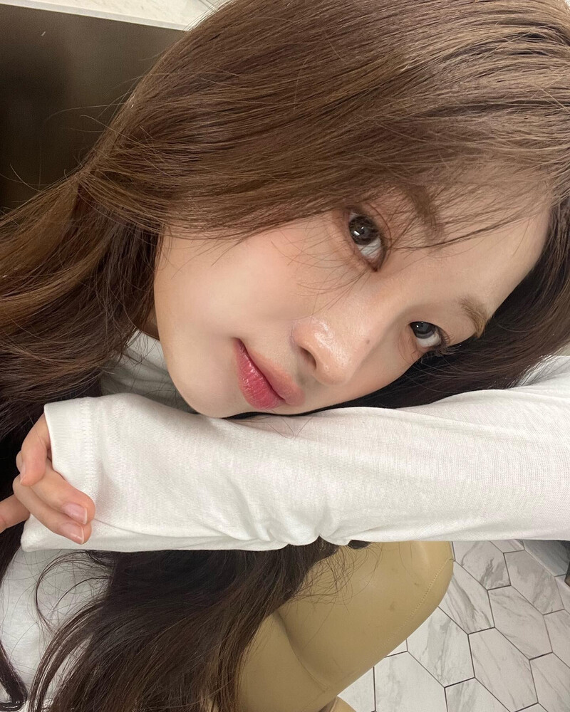 241109 EVERGLOW Sihyeon Instagram Update documents 4