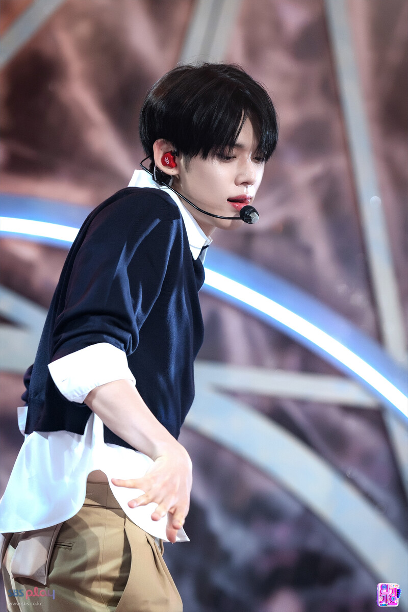 241110 TXT Yeonjun - 'Over the Moon' at Inkigayo documents 8