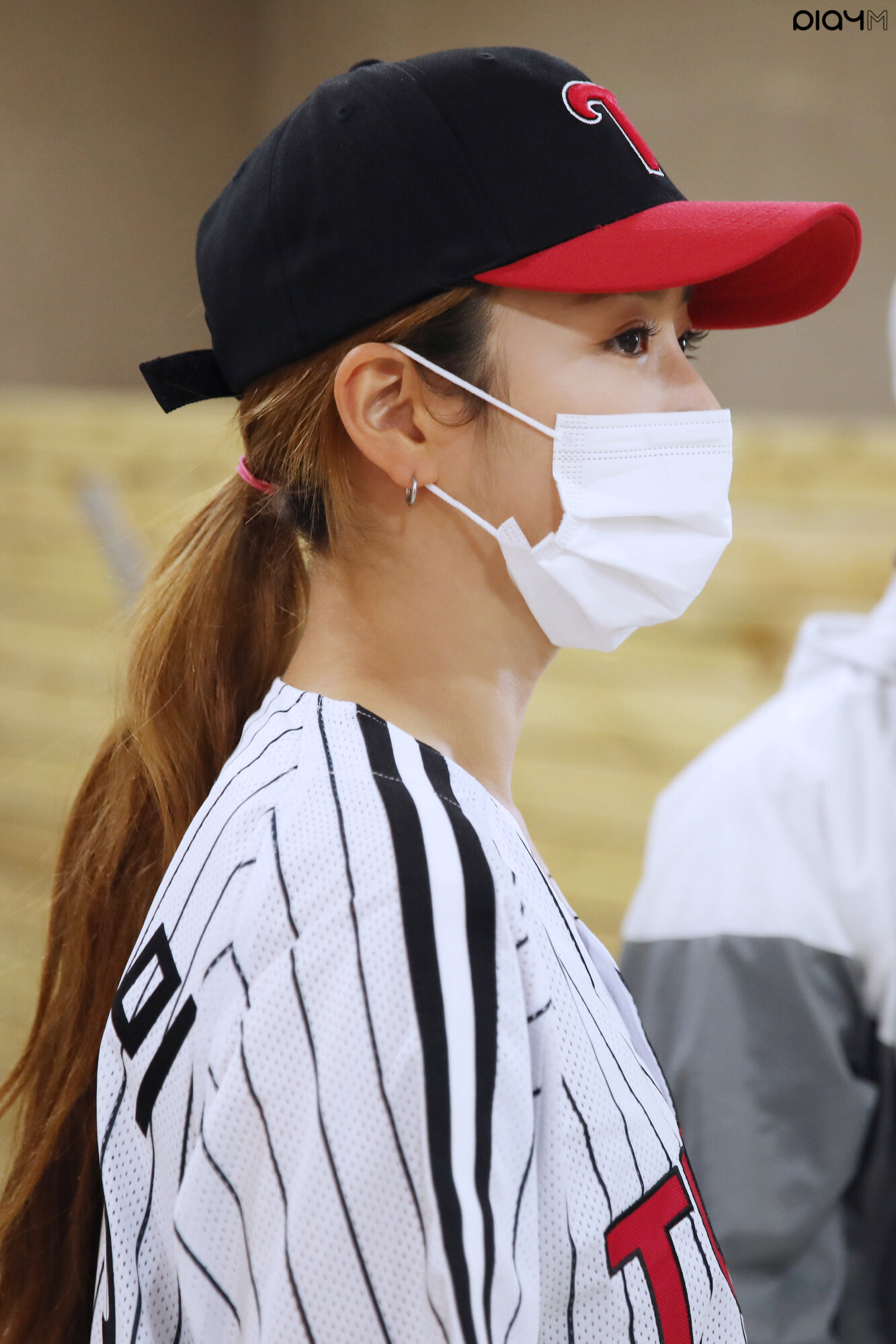 210604 PlayM Naver Post - Apink's Bomi LG Twins First Pitch Behind