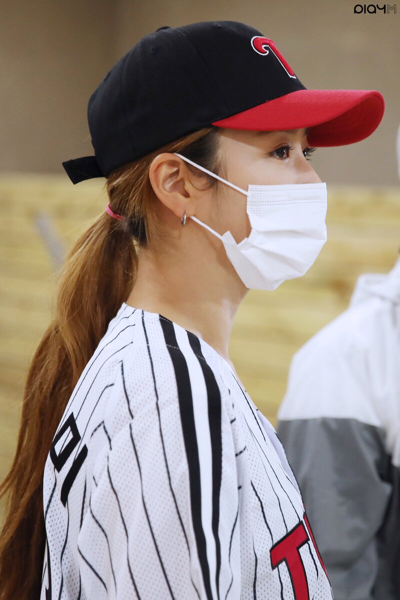 210604 PlayM Naver Post - Apink's Bomi LG Twins First Pitch Behind documents 4
