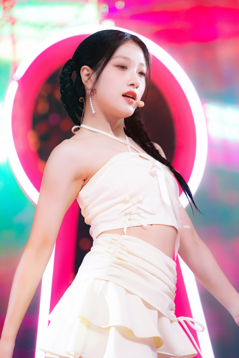 230611 fromis_9 Seoyeon - ‘#menow’ at Inkigayo documents 4