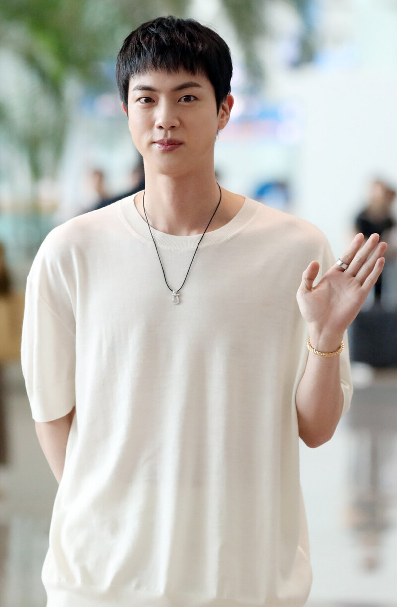 240711 BTS Jin at Incheon International Airport documents 3