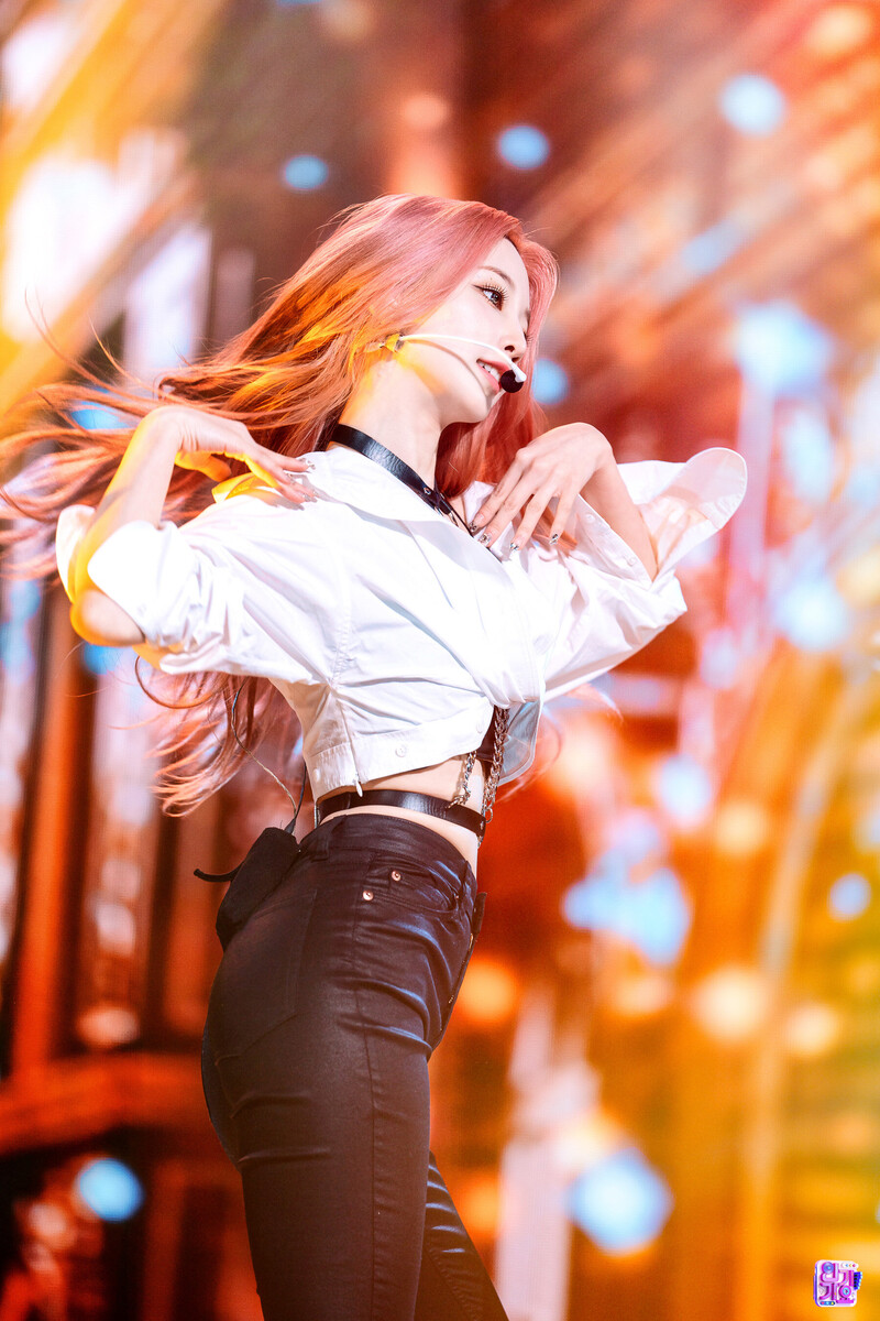 220306 Rocket Punch Yeonhee at Inkigayo documents 7