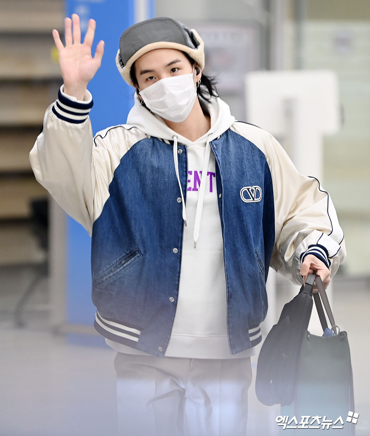 Beyond The Style ✼ Alex ✼ en X: SUGA #SUGA 170519 airport #BTS #방탄소년단 #민윤기  GIVENCHY Black Destroyed Cotton Denim Casual Jacket   / X