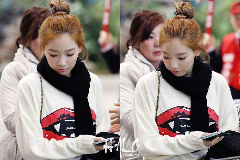 130302 Girls' Generation Taeyeon at Gimpo Airport documents 2