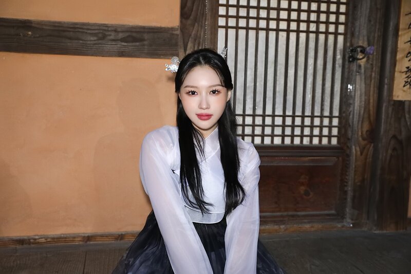 220803 Dreamcatcher Naver Post - Siyeon 'Entrancing' Special Clip documents 3