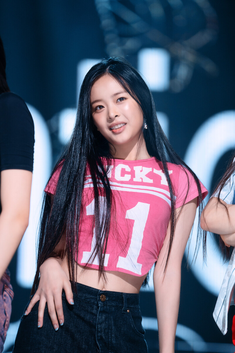 220807 NewJeans Hanni 'Attention' at Inkigayo documents 25