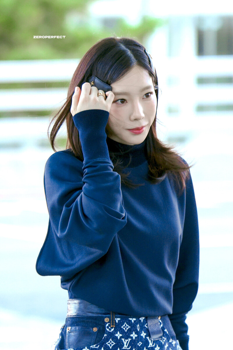 231001 Taeyeon at Incheon International Airport documents 3