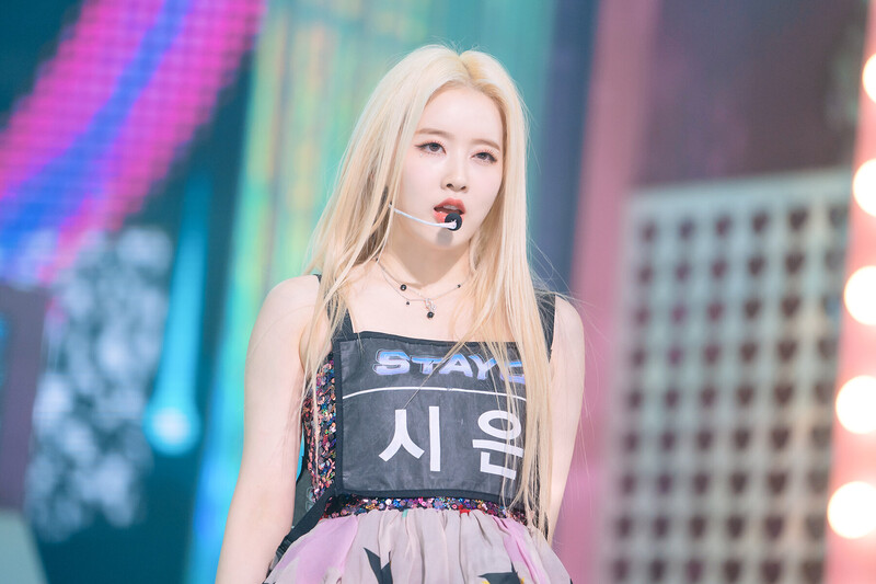 220227 STAYC Sieun at Inkigayo documents 6