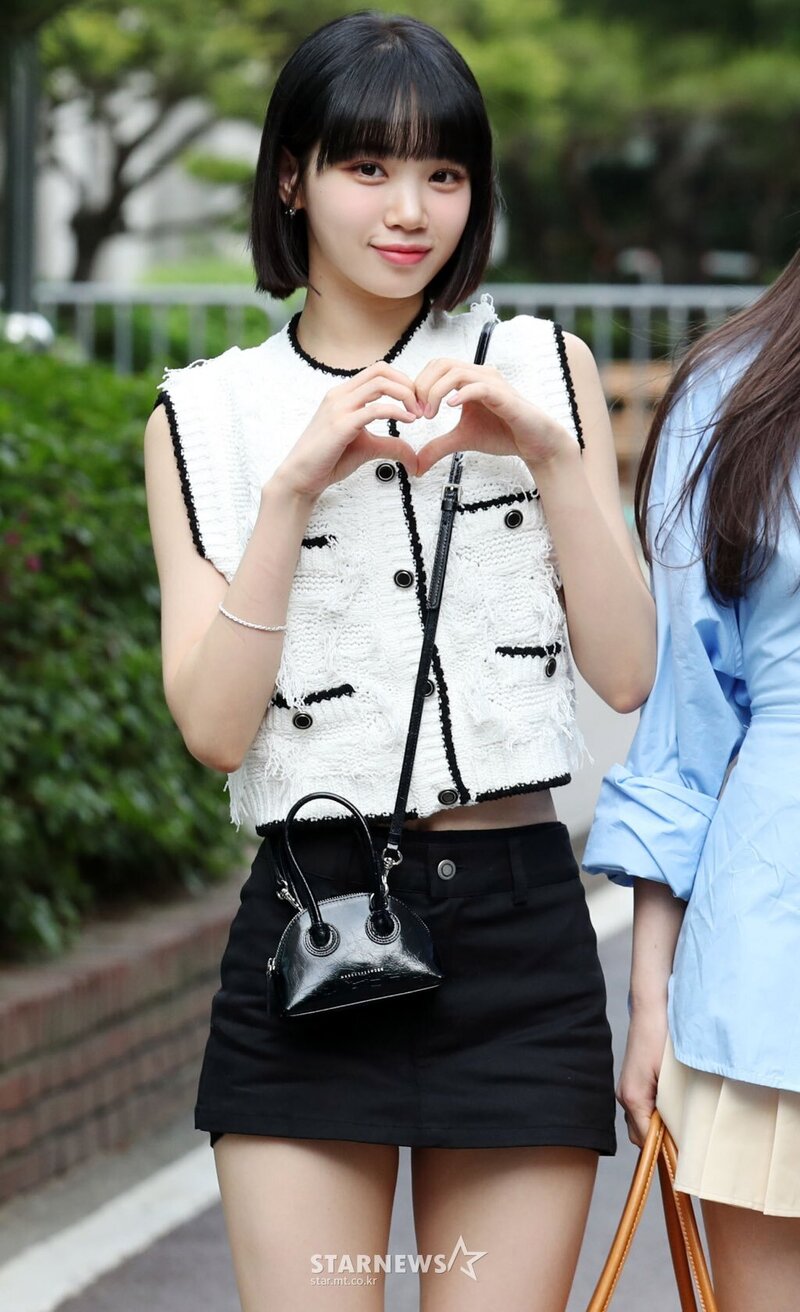 220513 LE SSERAFIM on the Way to Music Bank Recording - Chaewon documents 1
