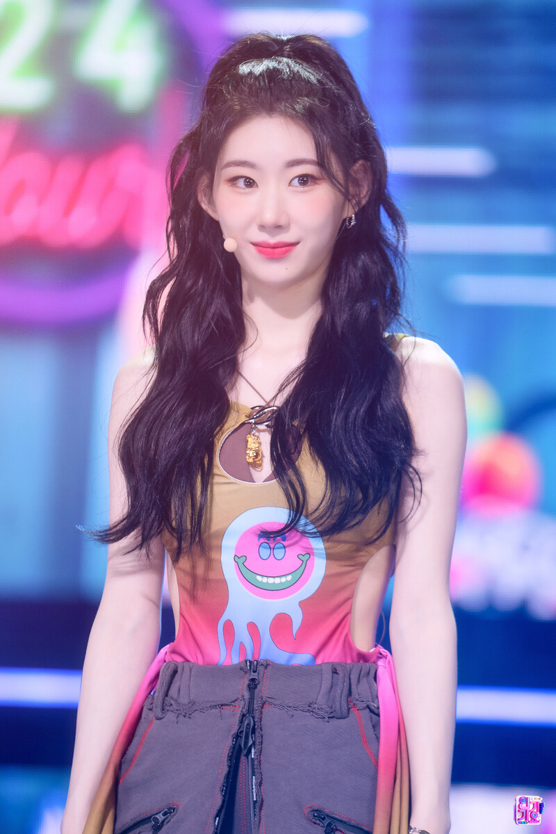 220724 ITZY Chaeryeong - 'SNEAKERS' at Inkigayo documents 13