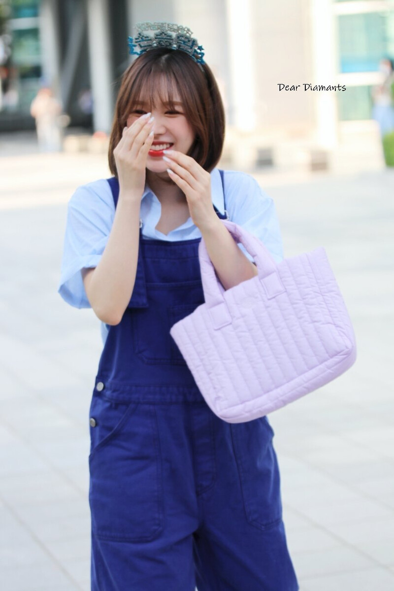 220817 Red Velvet Wendy on her arrival at Youngstreet documents 26