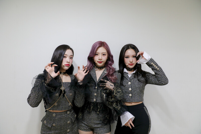 230428 Dreamcatcher Naver Post - 'Apocalypse : WORLD TOUR IN SEOUL' documents 3