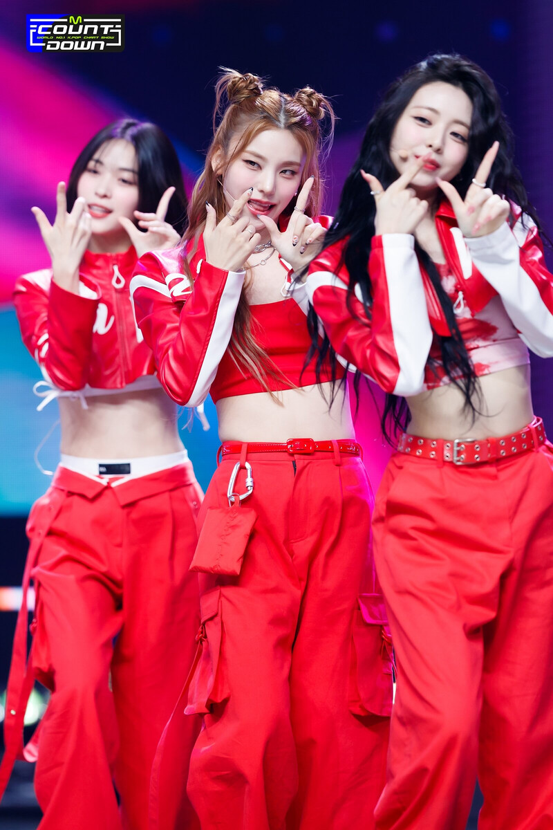 230810 ITZY Yeji - 'CAKE' at M COUNTDOWN documents 12