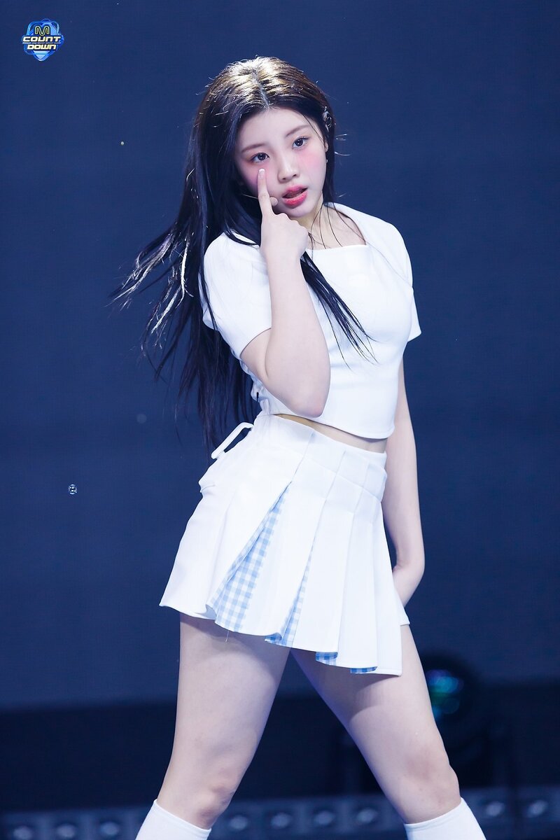 240411 ILLIT Wonhee - 'Magnetic' at M Countdown documents 7