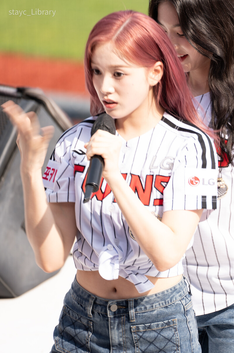 240504 STAYC J - 2024 Shinhan Bank SOL KBO League in Jamsil Stadium documents 4