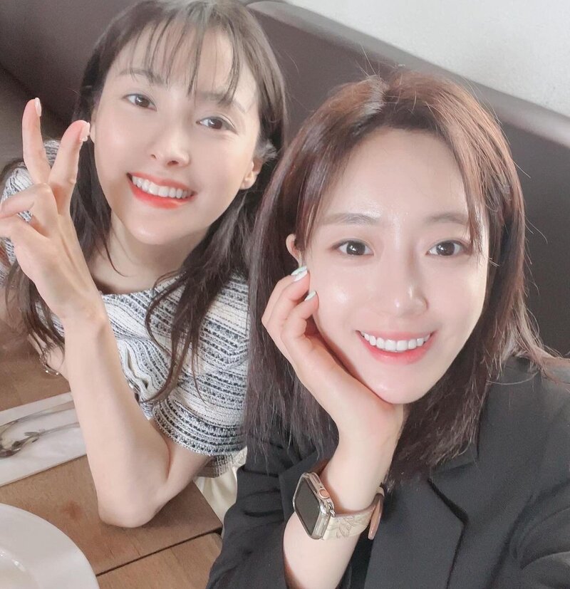 June 1, 2022 T-ara Eunjung IG update with Kara's Gyuri documents 1