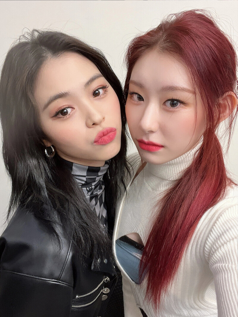 220104 ITZY Twitter Update - Ryujin & Chaeryeong documents 1