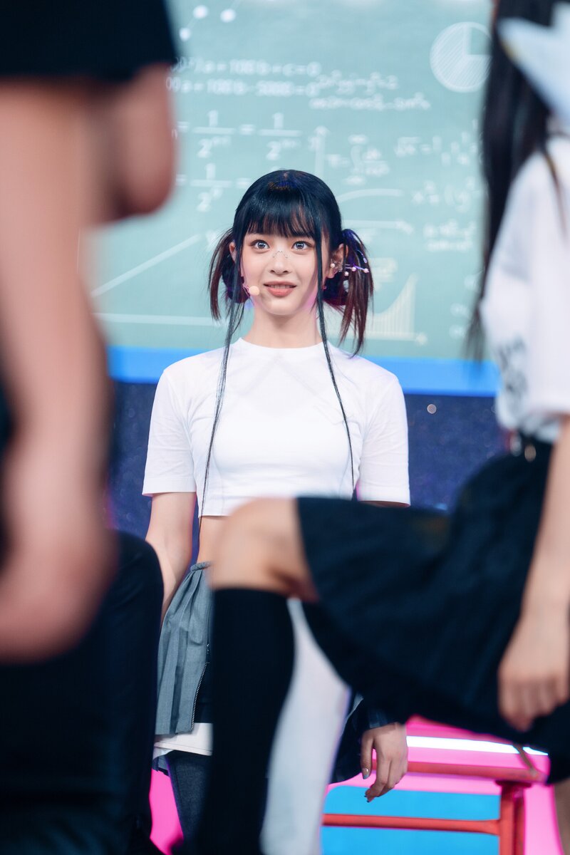 220807 NewJeans Hanni 'Cookie' at Inkigayo documents 17